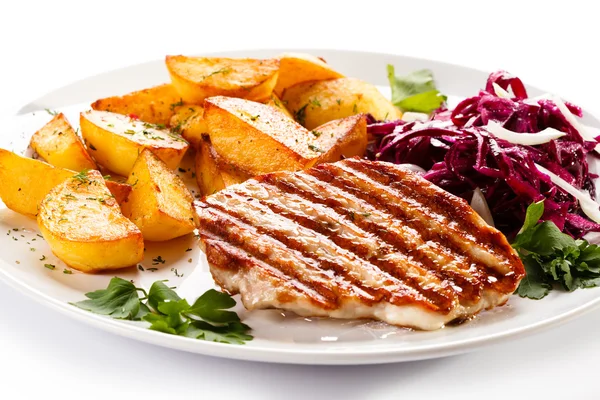 Grilled steak, potatoes and vegetables — Stock Photo, Image