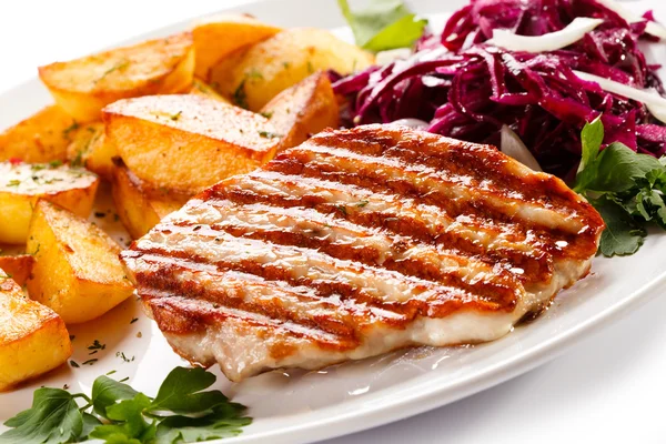 Grilled steak, potatoes and vegetables — Stock Photo, Image