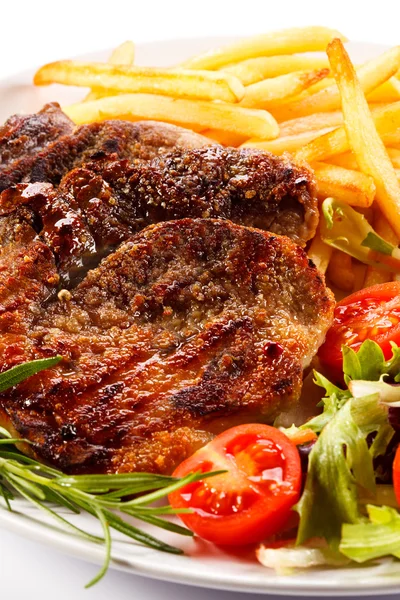 Мясо на гриле с картошкой фри и овощами — стоковое фото
