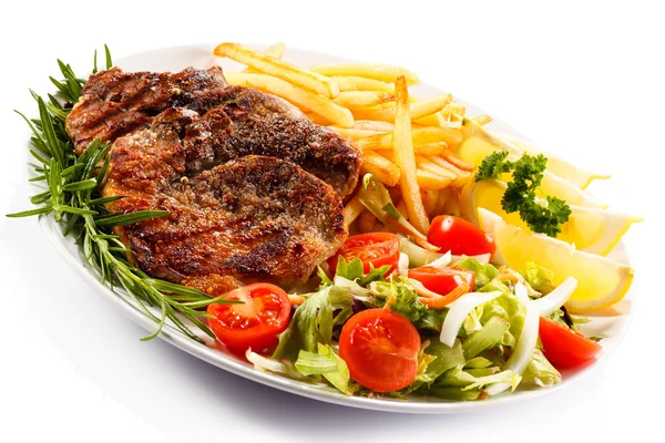 Grillat kött med pommes och grönsaker — Stockfoto