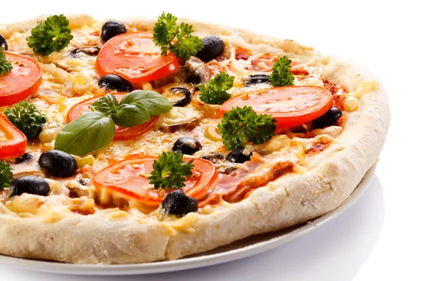 Pizza met tomaten — Stockfoto