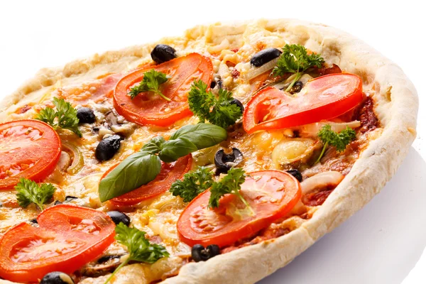 Pizza mit Tomaten — Stockfoto