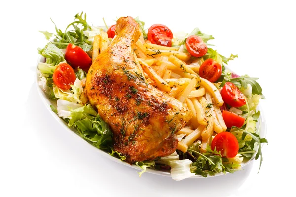 Grilled chicken leg, chips and vegetables — Stock Photo, Image