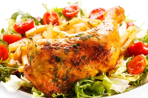 Gamba di pollo alla griglia, patatine e verdure — Foto Stock