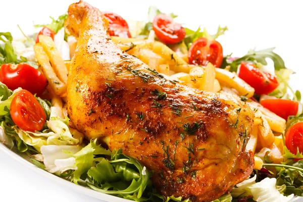 Grilled chicken leg, chips and vegetables — Stock Photo, Image