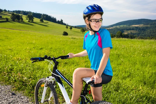 Κορίτσι, ποδηλασία — Φωτογραφία Αρχείου