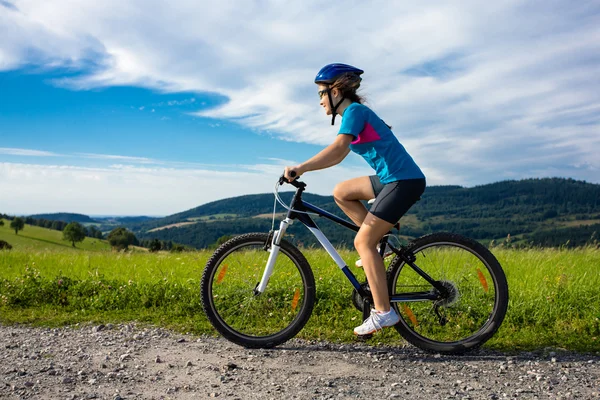 Meisje fietsen — Stockfoto