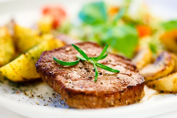 Grilovaný steak, pečené brambory a zeleninu — Stock fotografie