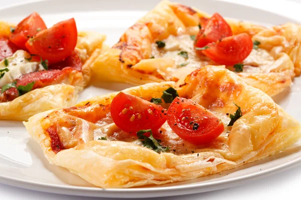 与意大利腊肠和番茄披萨 — 图库照片
