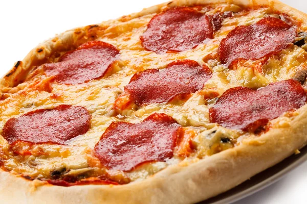 Pizza auf weißem Hintergrund — Stockfoto