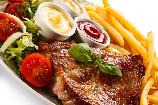 Grilled steak, French fries and vegetables — Stock Photo, Image