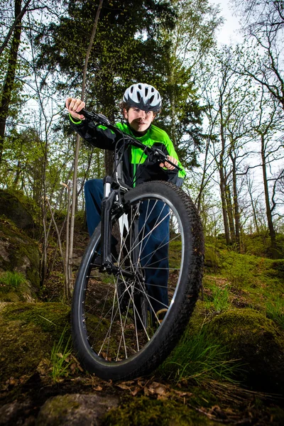 Jongen fietsen — Stockfoto