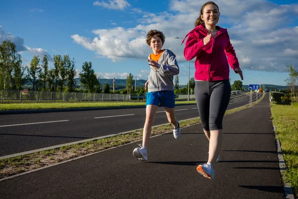 Dospívající dívka a chlapec běží — Stock fotografie