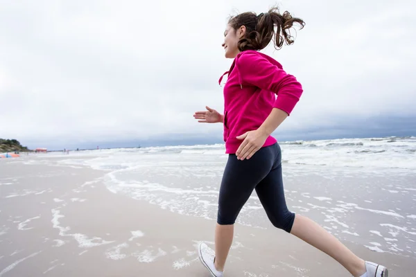 在海滩上奔跑的女孩 — 图库照片
