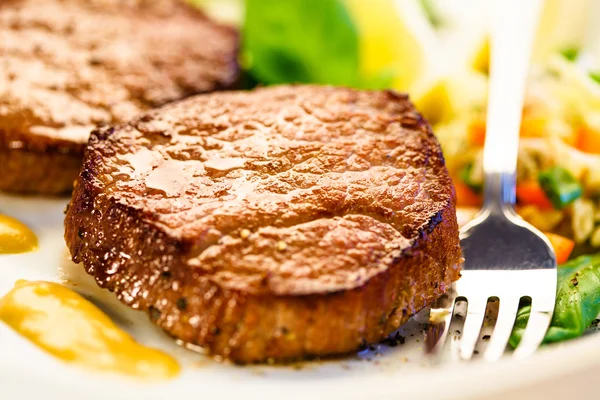 Grilovaný steak a rajčat — Stock fotografie