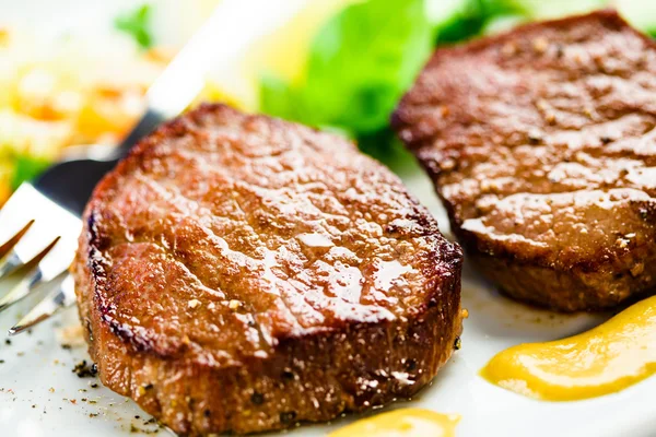 Bife grelhado e tomate — Fotografia de Stock