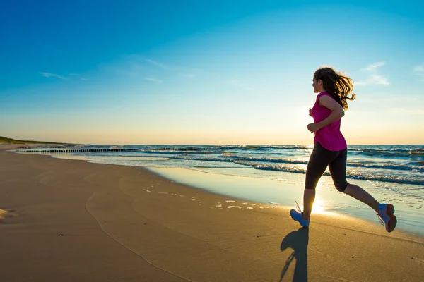 Fille courir sur la plage — Photo