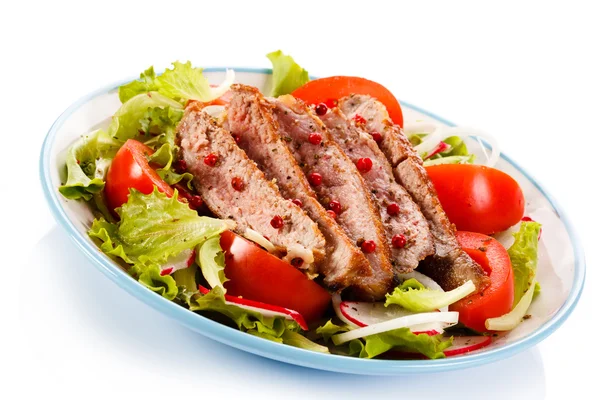 Salade de légumes avec viande de poulet rôtie — Photo