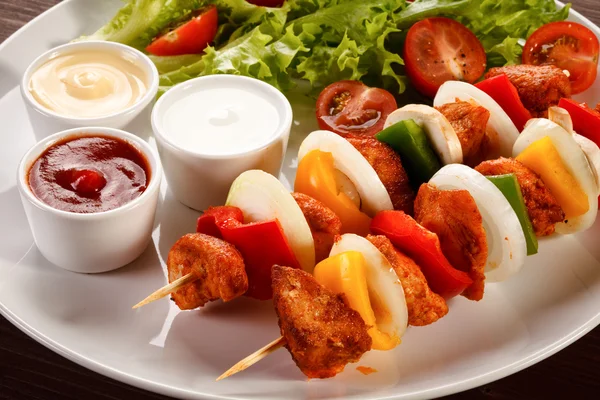 Kebab with vegetables — Stock Photo, Image