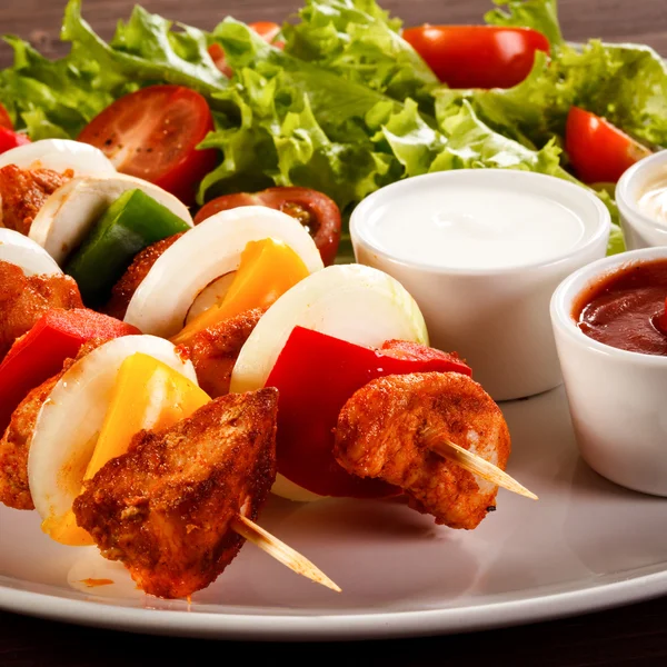 Kebab with vegetables — Stock Photo, Image