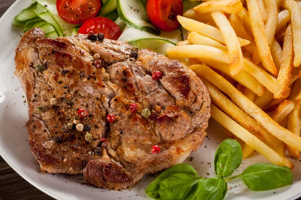 Grilled steak, French fries and vegetables — Stock Photo, Image