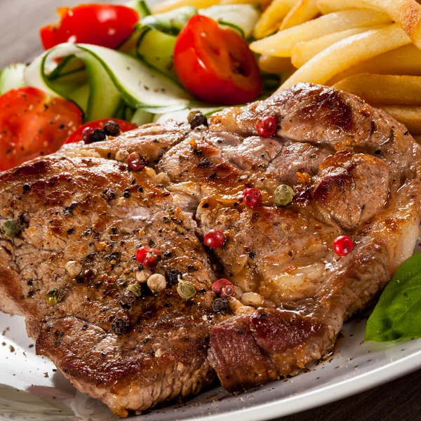 Grilled steak, French fries and vegetables — Stock Photo, Image