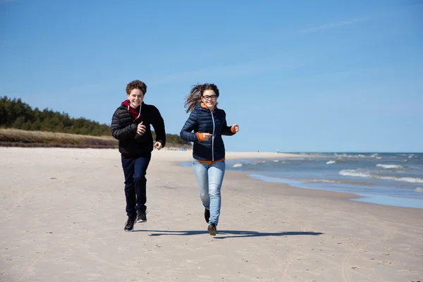 Adolescente chica y chico corriendo — Foto de Stock