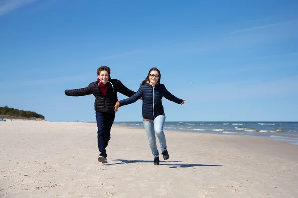 Adolescente menina e menino correndo — Fotografia de Stock