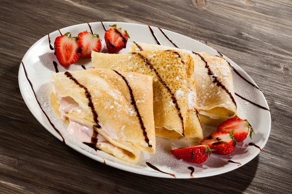 Pancakes with cream and strawberry — Stock Photo, Image