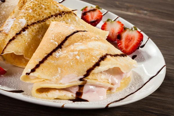 Panqueques con crema y fresa —  Fotos de Stock