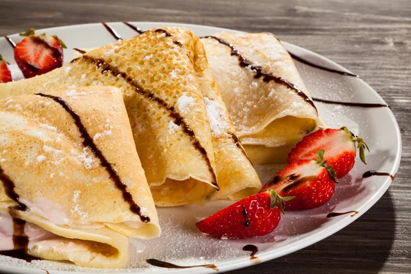 Panqueques con crema y fresa —  Fotos de Stock