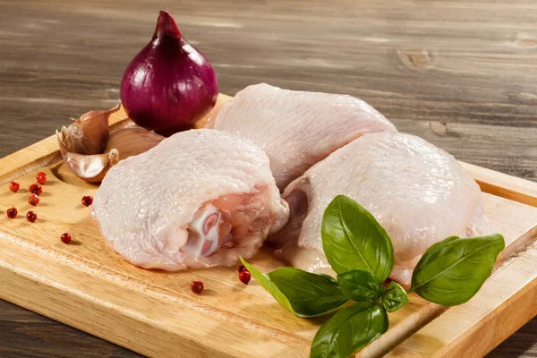 Patas de pollo crudas en tabla de cortar —  Fotos de Stock