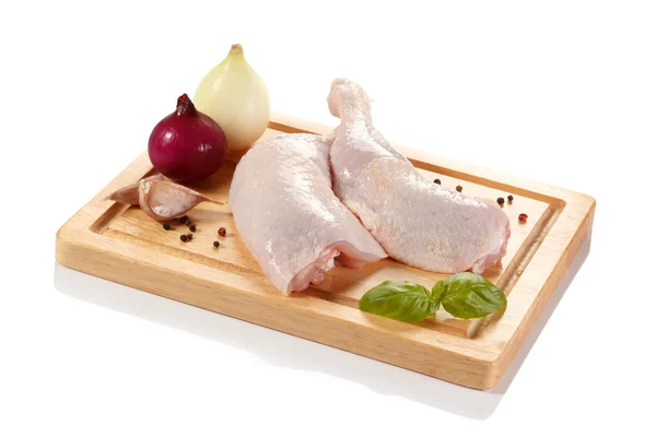 Gambe di pollo crude sul tagliere — Foto Stock