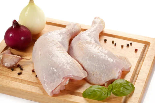 Patas de pollo crudas en tabla de cortar —  Fotos de Stock