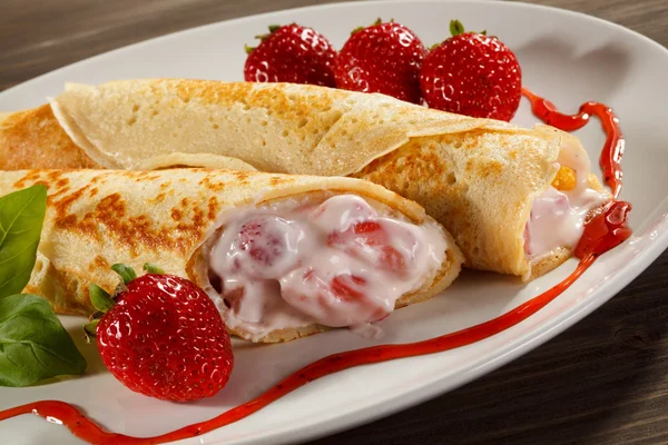 Pfannkuchen mit Sahne und Erdbeere — Stockfoto
