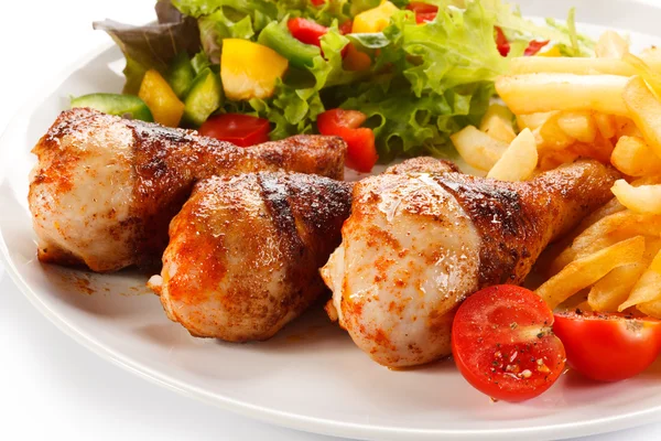 Gegrillte Hühnchen Drumsticks und Gemüse — Stockfoto