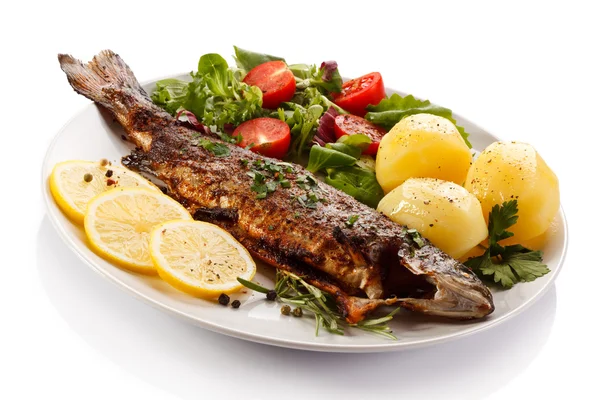 Fiskrätt - stekt fisk och grönsaker — Stockfoto