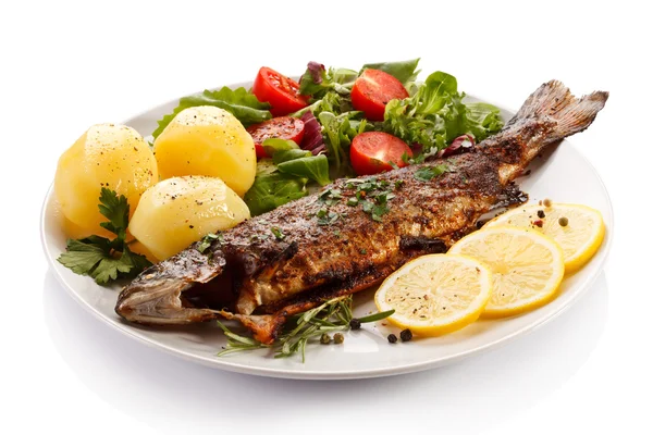 Piatto di pesce - pesce arrosto e verdure — Foto Stock