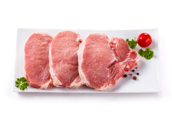 Chuletas frescas de cerdo crudo — Foto de Stock