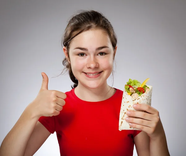 Dívka stravovací velký sendvič — Stock fotografie