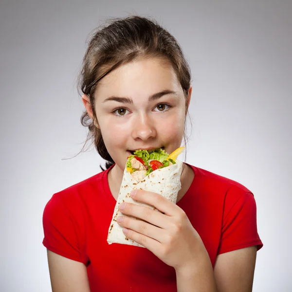 Menina comendo sanduíche grande — Fotografia de Stock