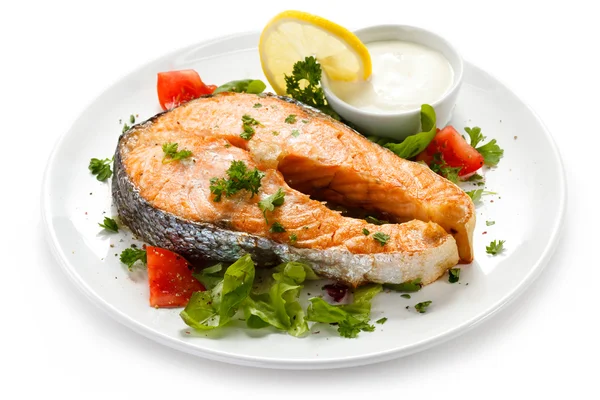 Grilled salmon and vegetables — Stock Photo, Image