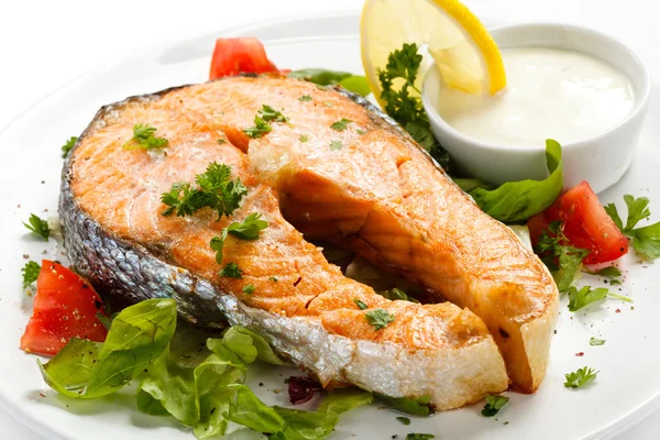 Salmone alla griglia e verdure — Foto Stock