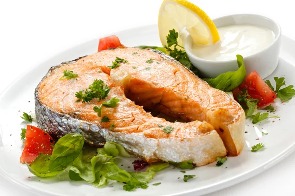 Salmone alla griglia e verdure — Foto Stock