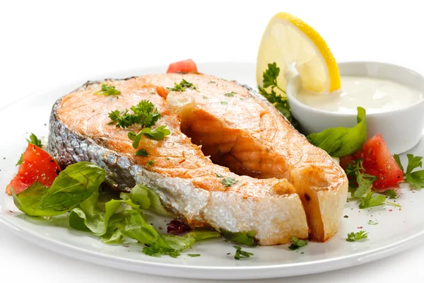 Gegrillter Lachs und Gemüse — Stockfoto