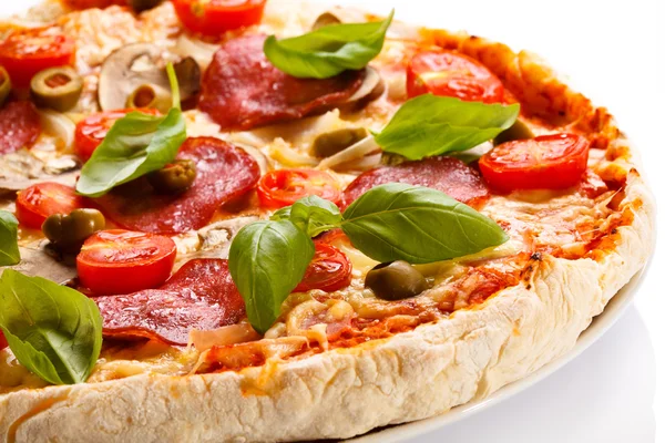 Pizza mit Paprika und Tomaten — Stockfoto