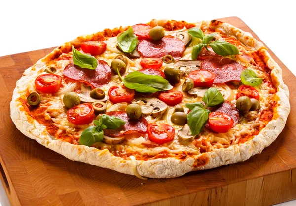 Pizza med pepperoni och tomat — Stockfoto