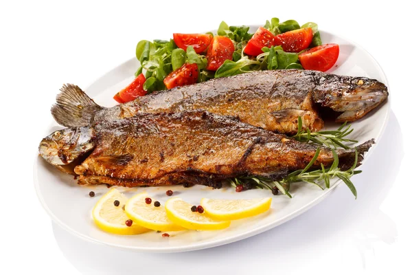 Fischgericht - gebratener Fisch und Gemüse — Stockfoto