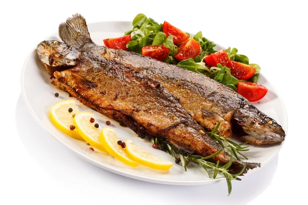 Fischgericht - gebratener Fisch und Gemüse — Stockfoto