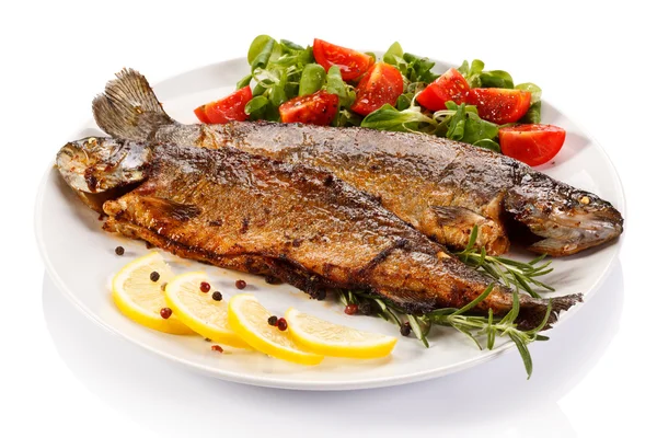 Fiskrätt - stekt fisk och grönsaker — Stockfoto